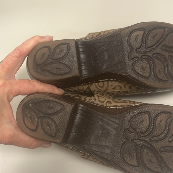 boc Tan - brown Leather Embossed Women's clogs /  Mules size 8 - Picture 6 of 10